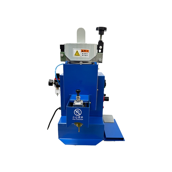 Pressure-maintaining glue spraying machine